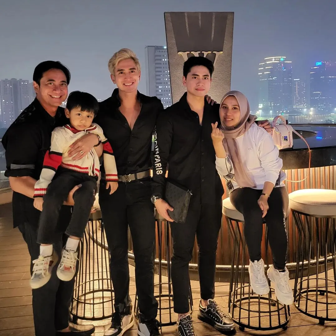 Potret Verrell Bramasta dan Athalla Naufal Bareng Istri Ivan Fadilla (Credit: Instagram/nyaisarni2)