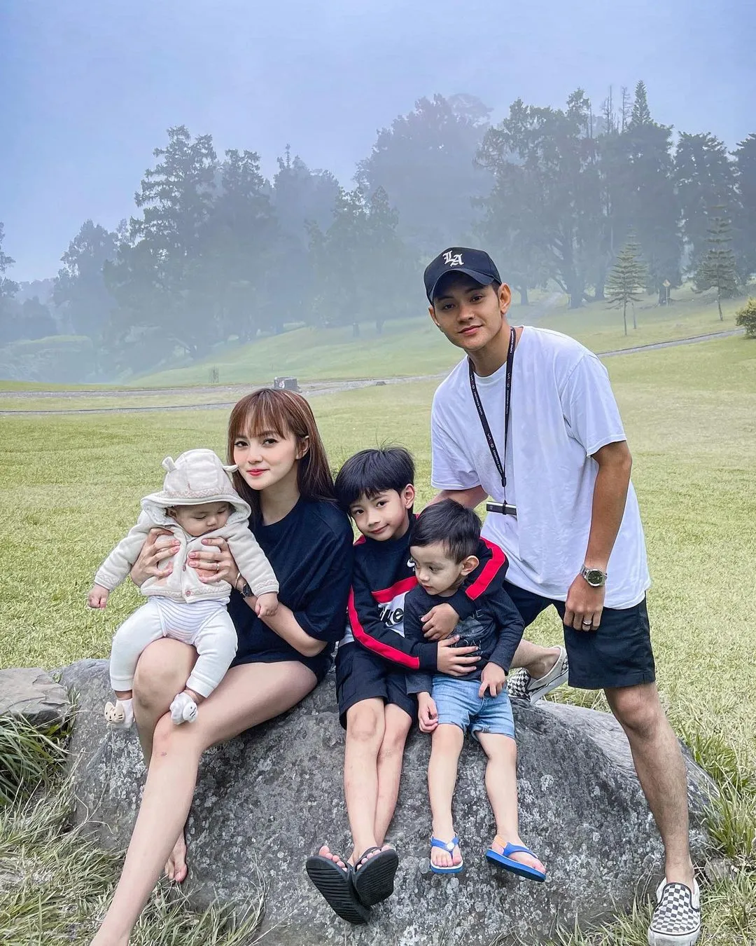 Keluarga Aditya Suryo dan Nessa Salvyana (Credit: Instagram/aditsur88)