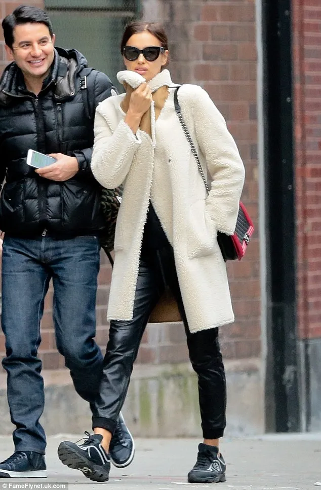 Irina Shayk berjalan-jalan di New York dengan satu sosok tampan yang bukan Bradley Cooper. ©fameflynet.co.uk via dailymail.co.uk