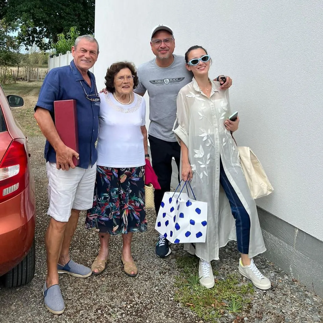 Potret Keluarga Julie Esttele di Prancis (Credit: Instagram/julstelle)