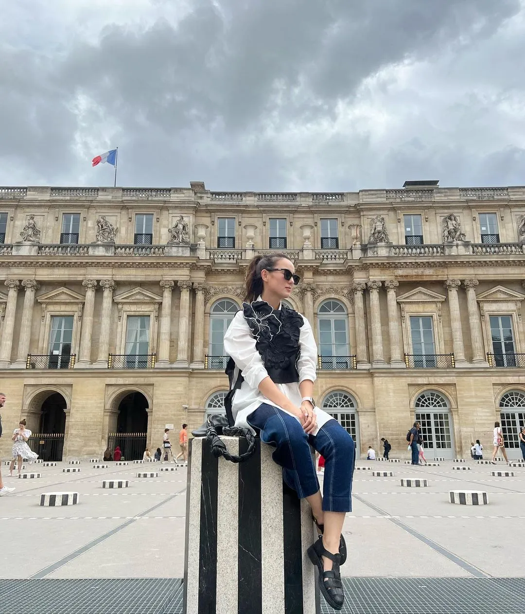 Potret Julie Esttele di Prancis (Credit: Instagram/julstelle)