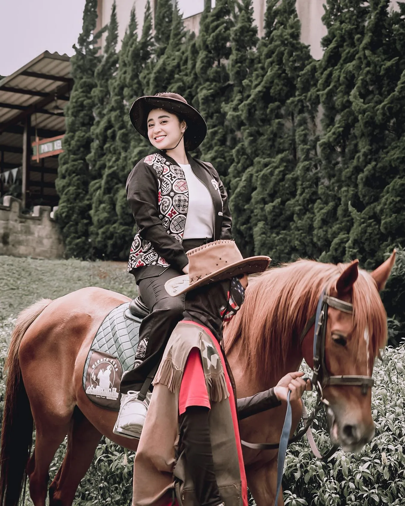 Respon Dewi Perssik yang dipuji semakin cantik usai menjanda. (credit: instagram.com/dewiperssik9)