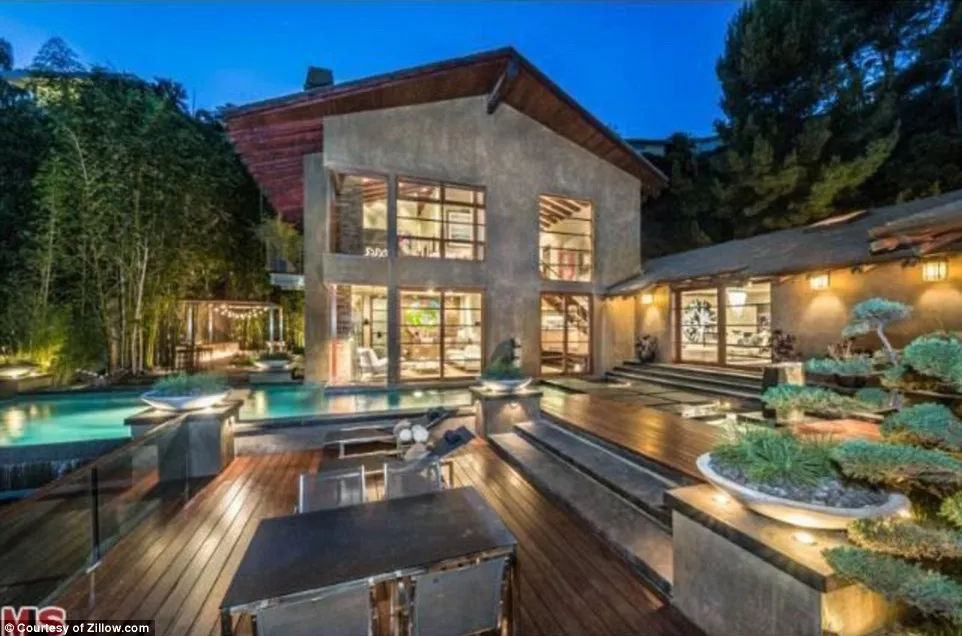 Calvin Harris menjual rumah yang dimilikinya sejak tahun 2013 seharga Rp 139 M. ©courtesy Zillow.com via Dailymail.co.uk 
