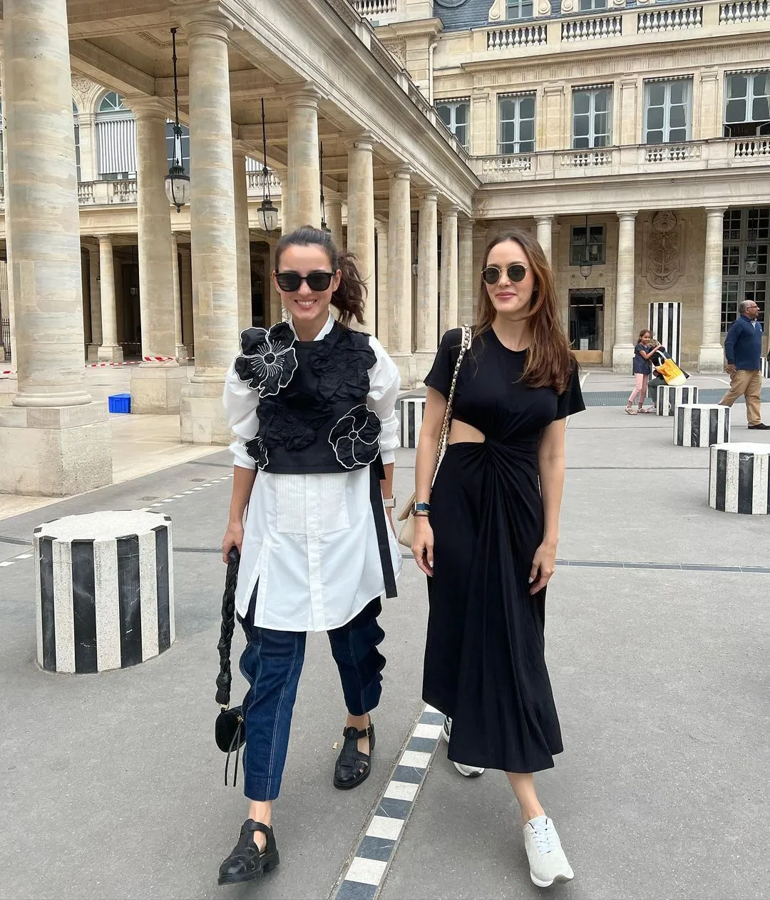 Potret Julie Esttele dan Cathy Sharon di Prancis (Credit: Instagram/julstelle)