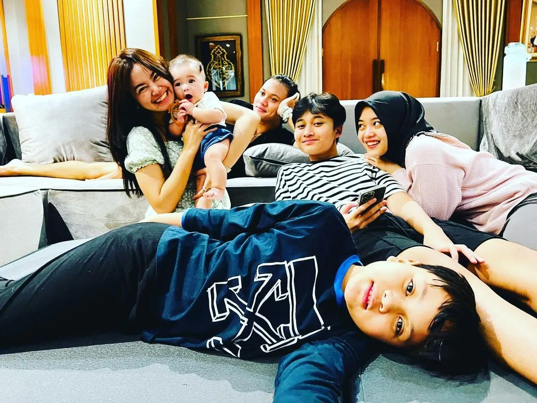 Potret Mahalini Bareng Adik-Adik Rizky Febian