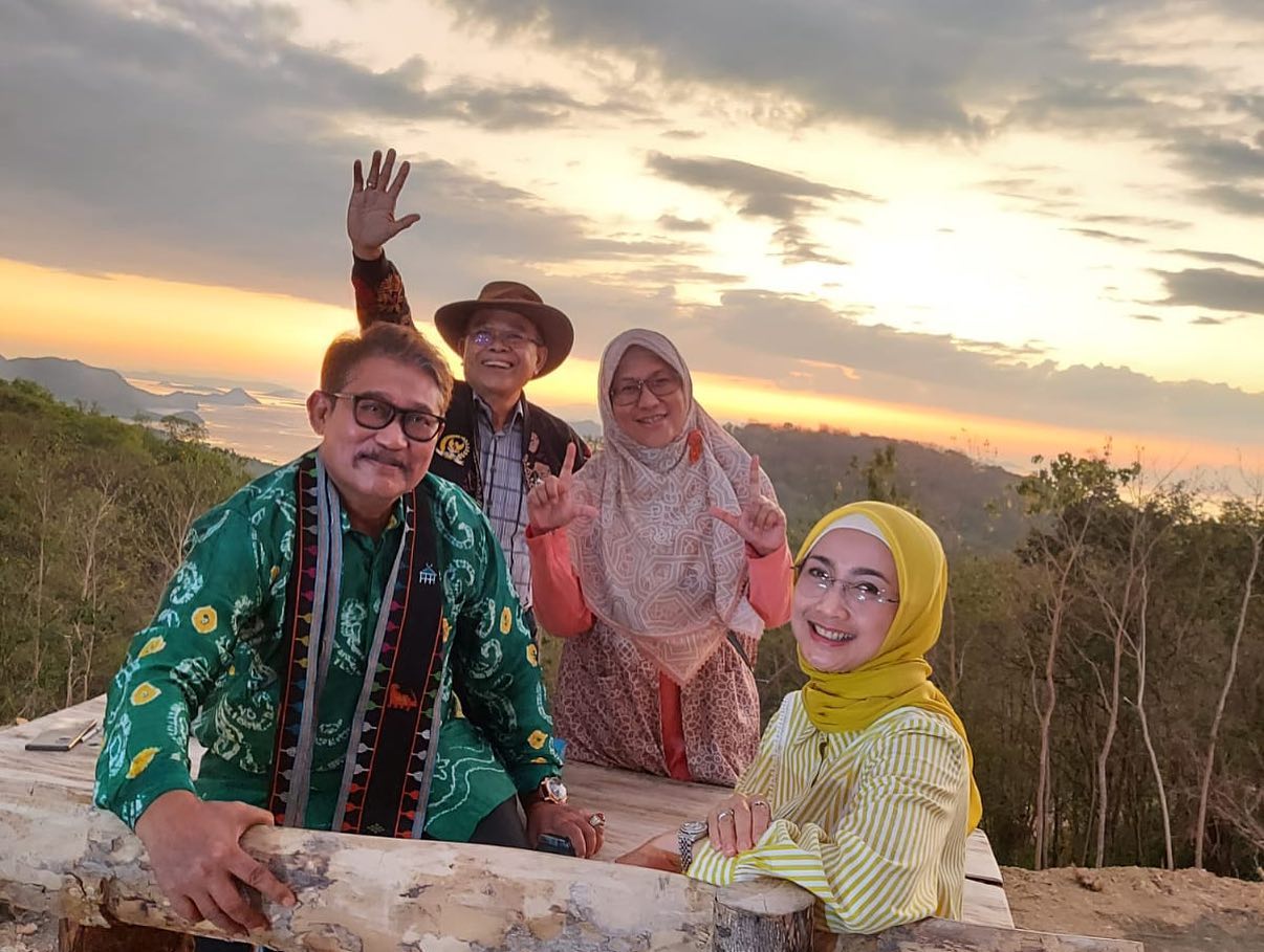 Foto Saat Matahari Tenggelam, Wajah Desy Ratnasari Ikutan Bersinar dan