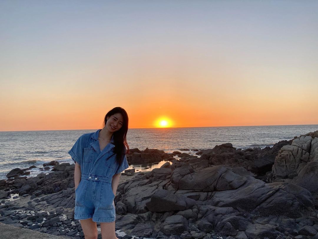 Lim Ji Yeon di Pantai Eurwangri , Incheon. Credit foto : Instagram.limjjy2