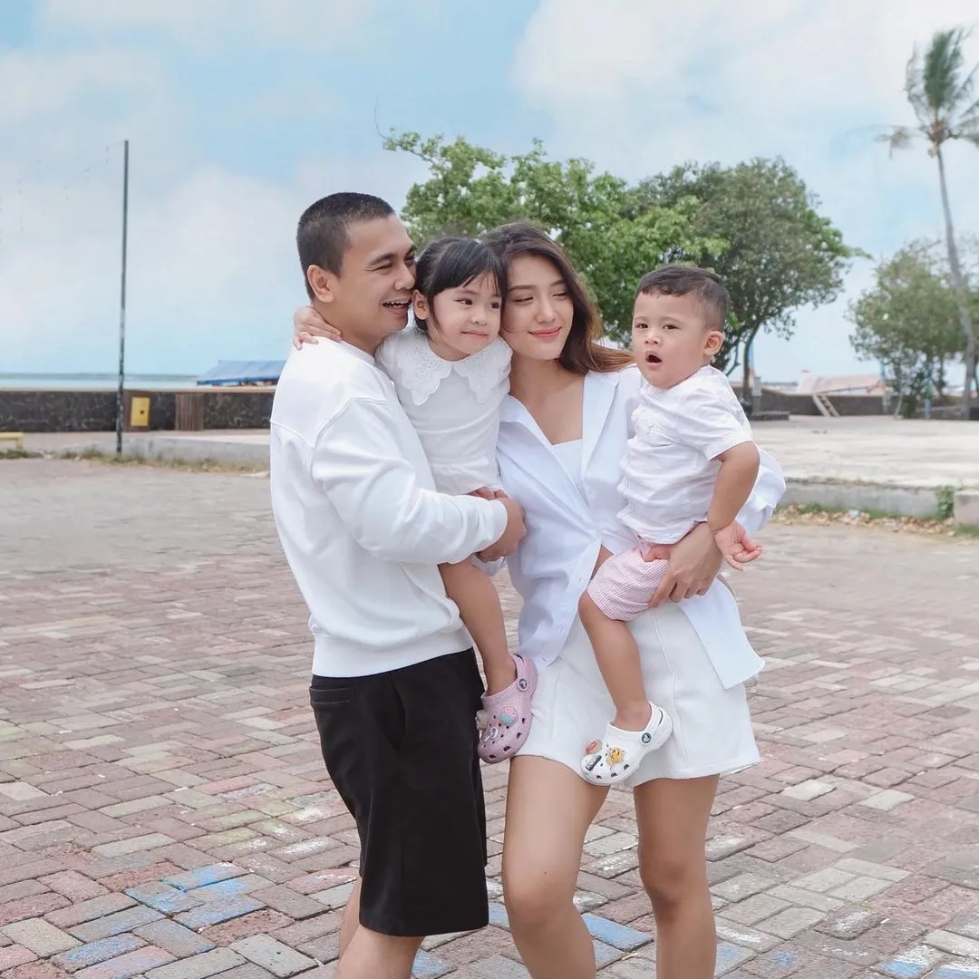 Potret Raditya Dika,  Anissa Aziza, dan Anak-Anaknya (Credit: Instagram/raditya_dika)