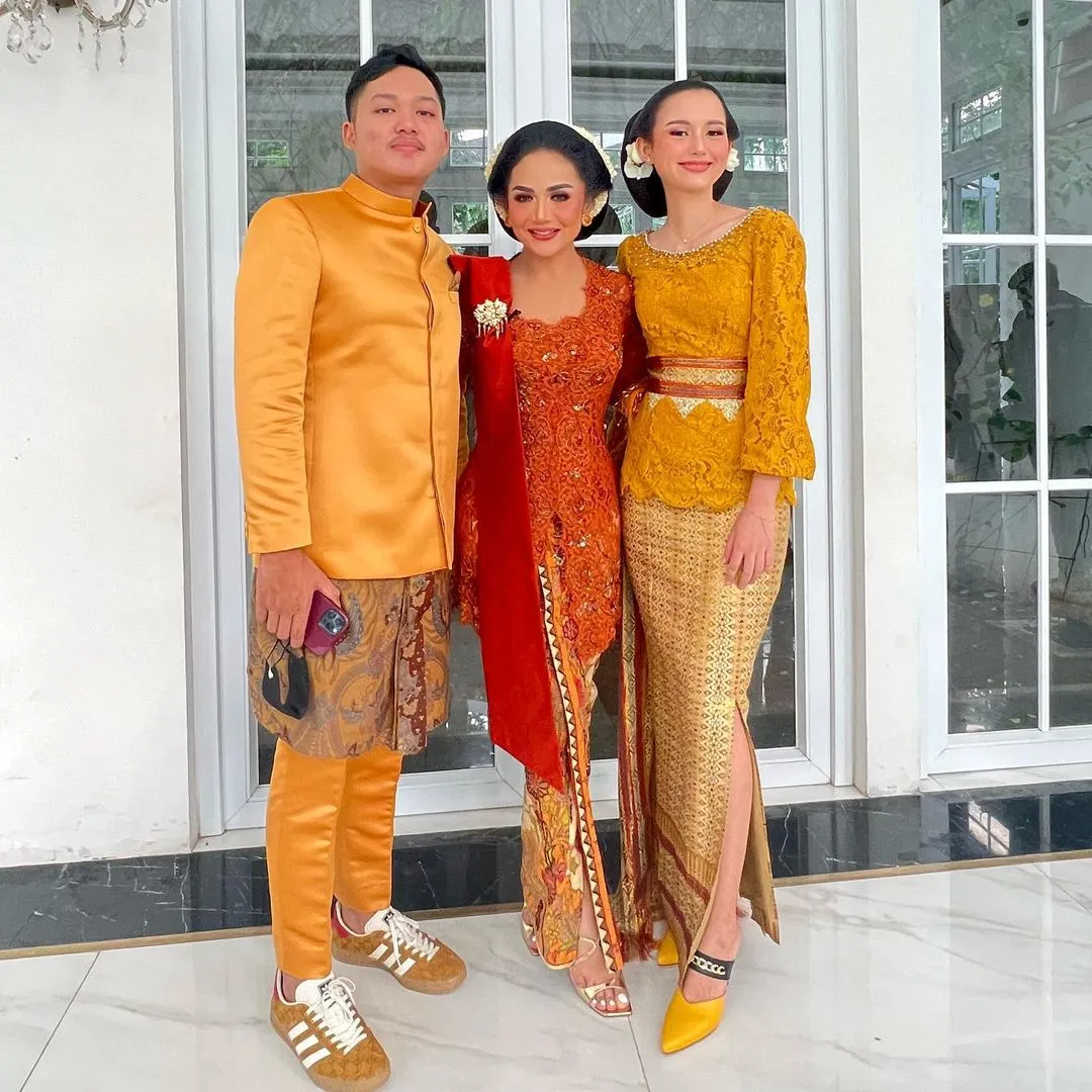 Azriel Hermansyah, Krisdayanti, dan Sarah Manzel (Credit: Instagram/krisdayantilemos)