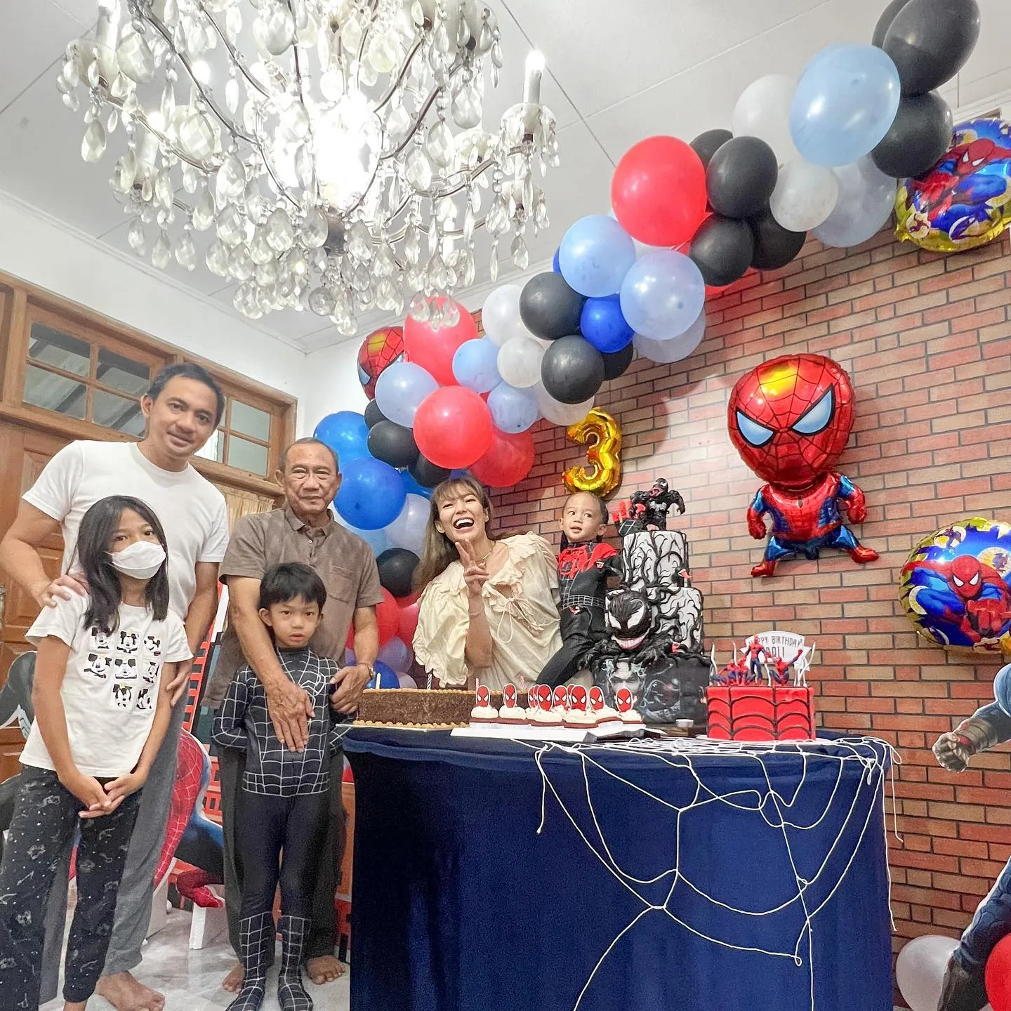 (credit: instagram.com/mrsayudewi)