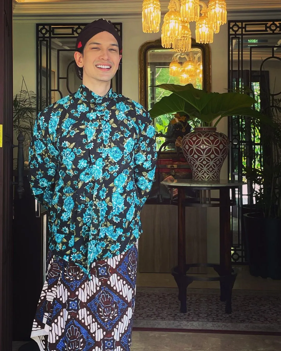 Dimas Beck Pakai Beskap dan Blangkon (Credit: Instagram/dimasbeck)