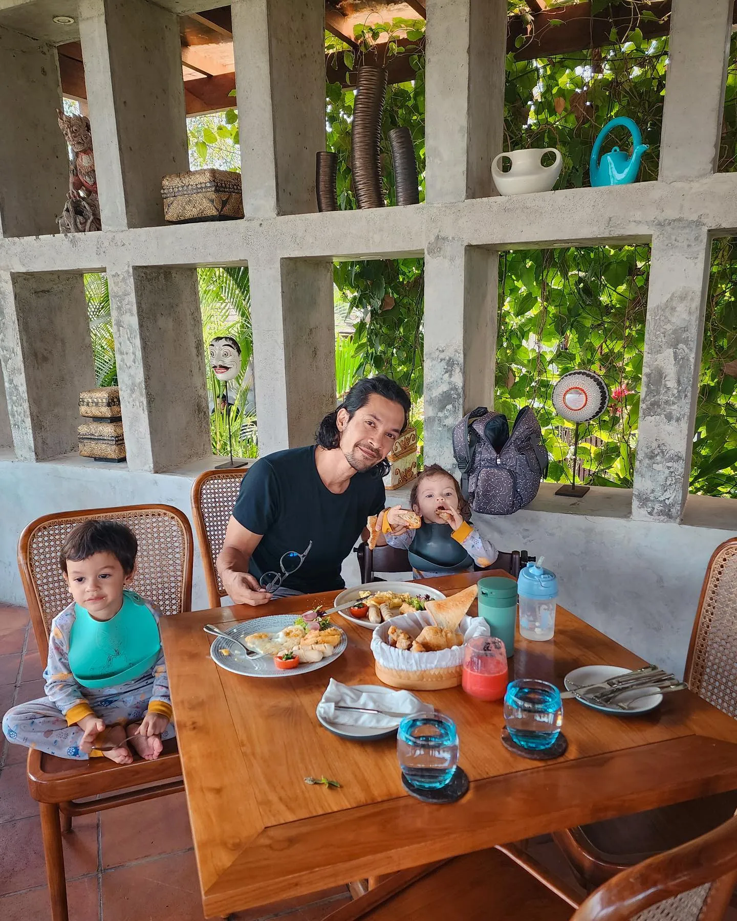 (credit: instagram.com/edward_akbar)