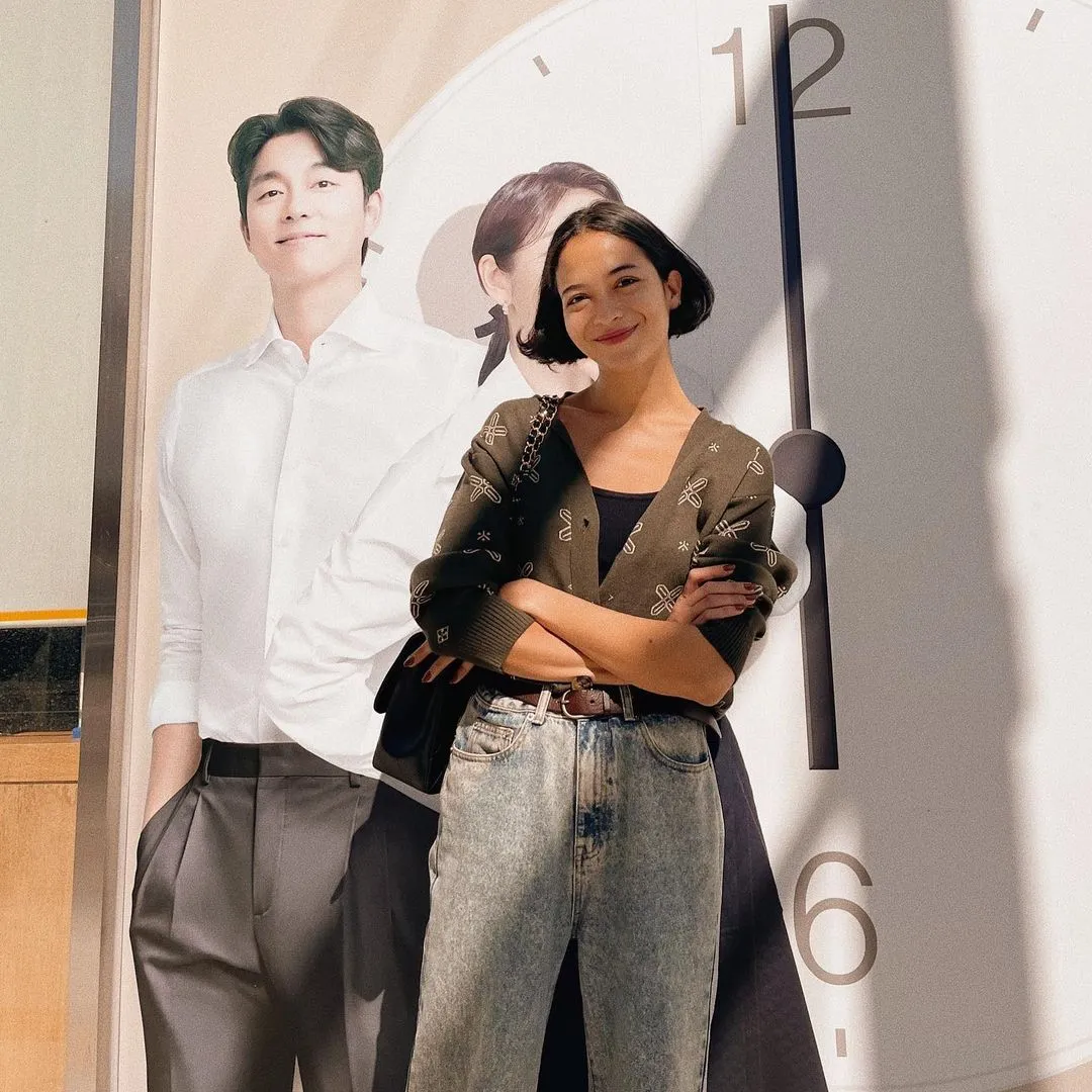 Putri Marino Berfoto dengan Poster Gong Yoo (Credit: Instagram/putrimarino)