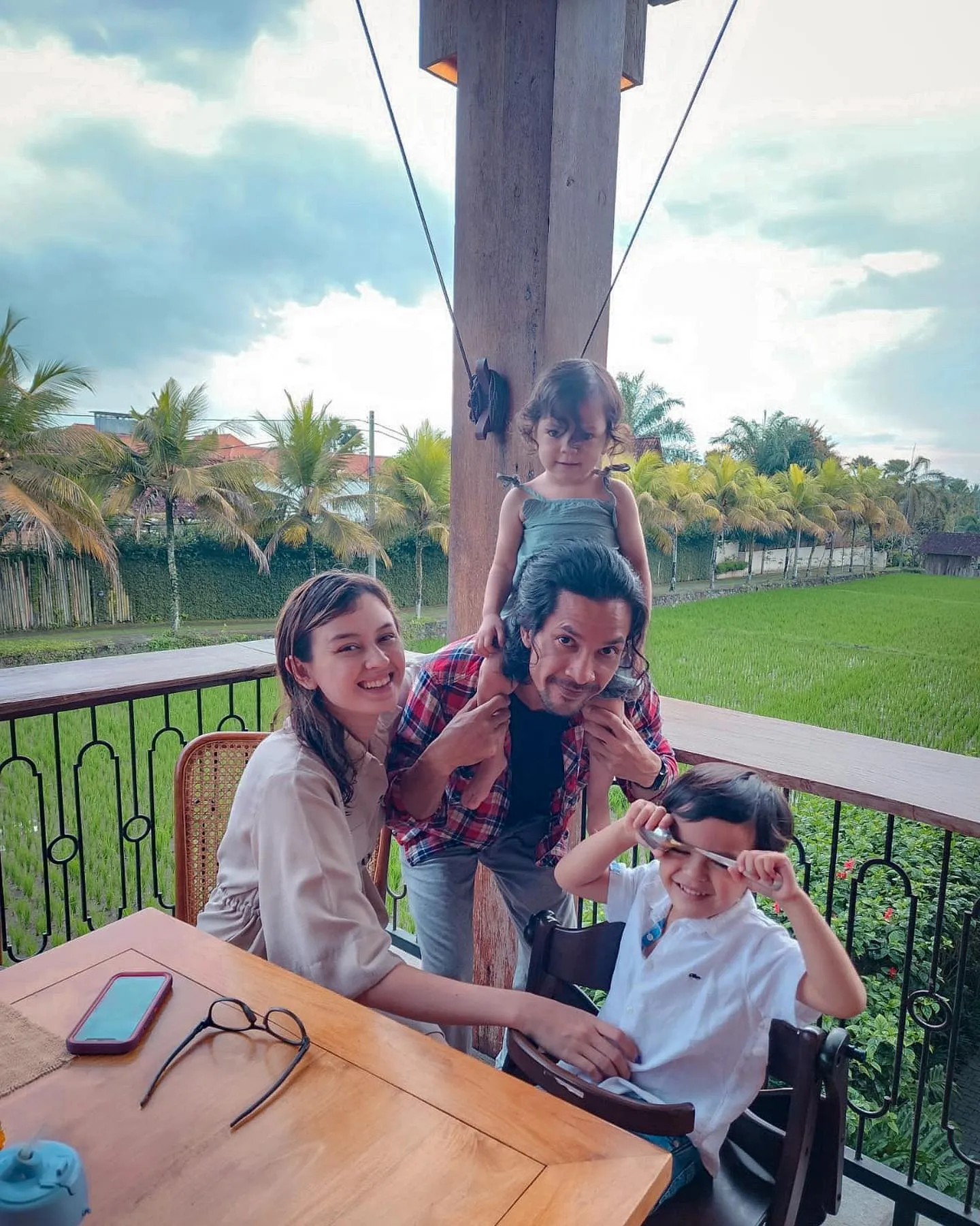 (credit: instagram.com/edward_akbar)