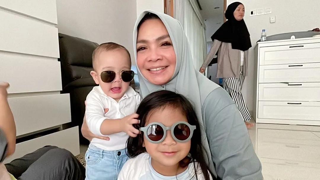 Potret Rieta Amilia Bareng Cucu (Credit: Instagram/rieta_amilia)