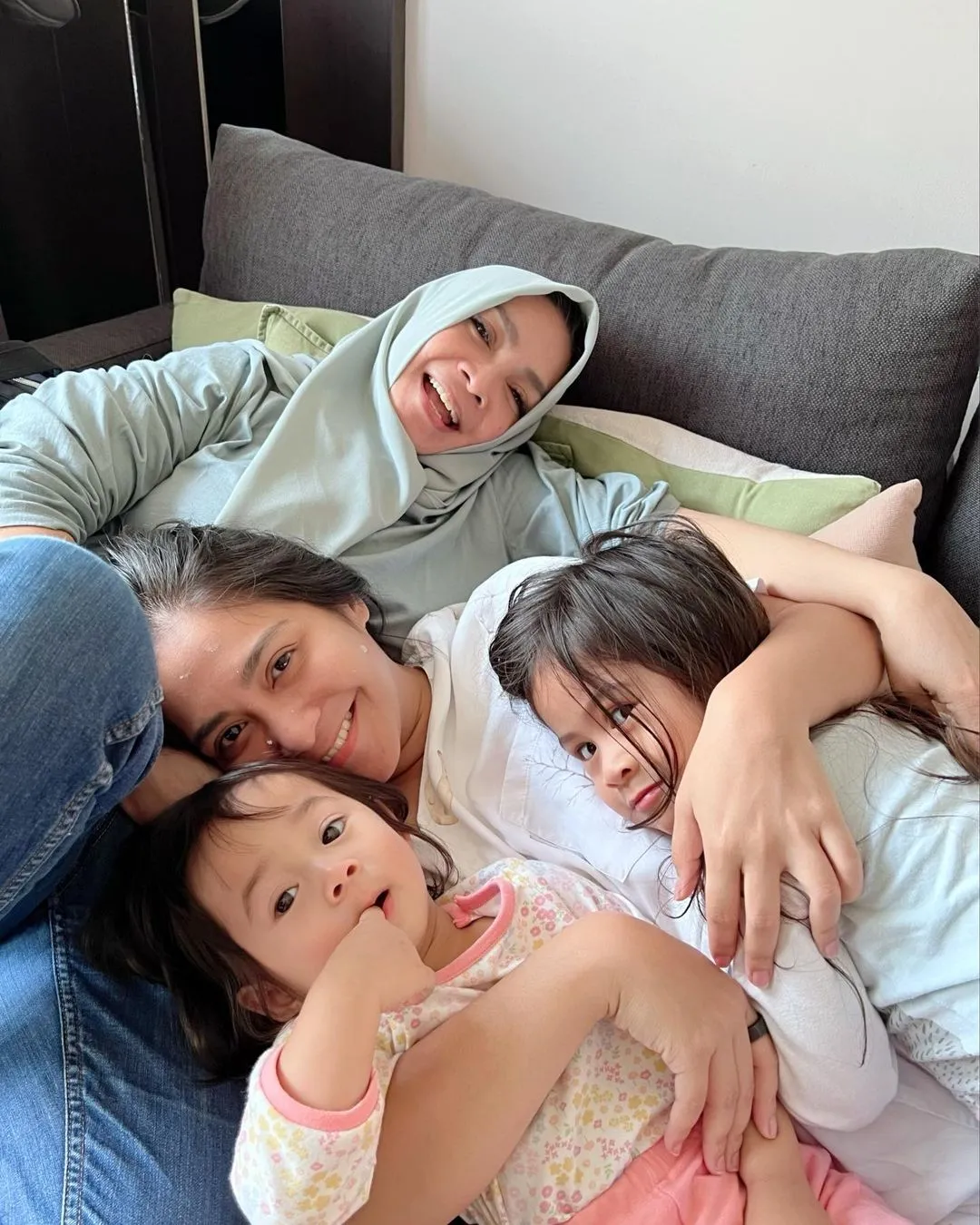 Potret Rieta Amilia Bareng Caca Tengker dan Dua anaknya (Credit: Instagram/rieta_amilia)