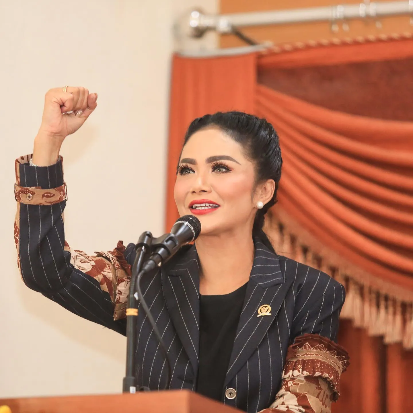 (credit: instagram.com/krisdayantilemos)