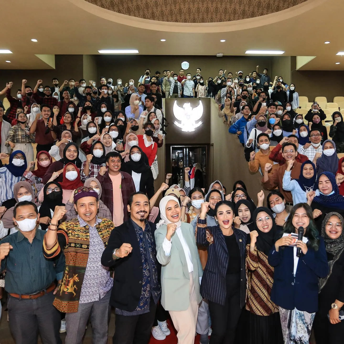 (credit: instagram.com/krisdayantilemos)