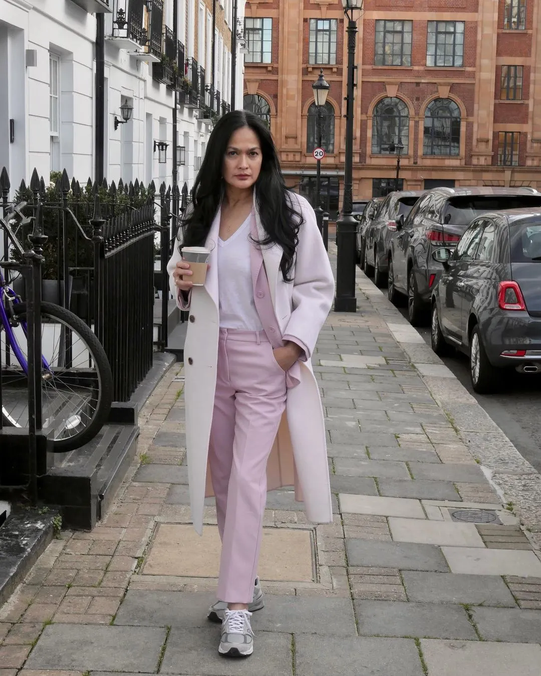 Potret Donna Harun di London (Credit: Instagram/donnaharunofficial)