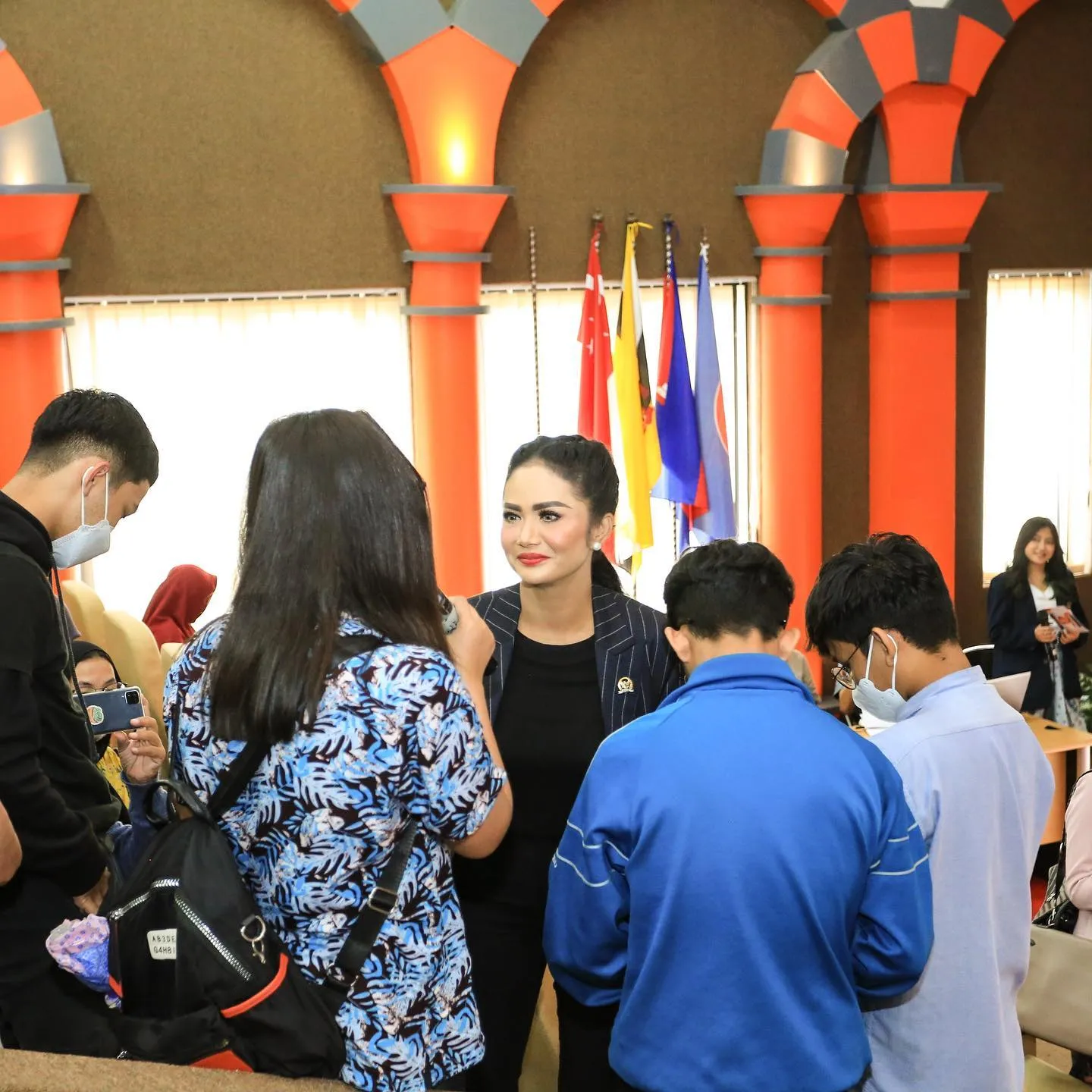 (credit: instagram.com/krisdayantilemos)