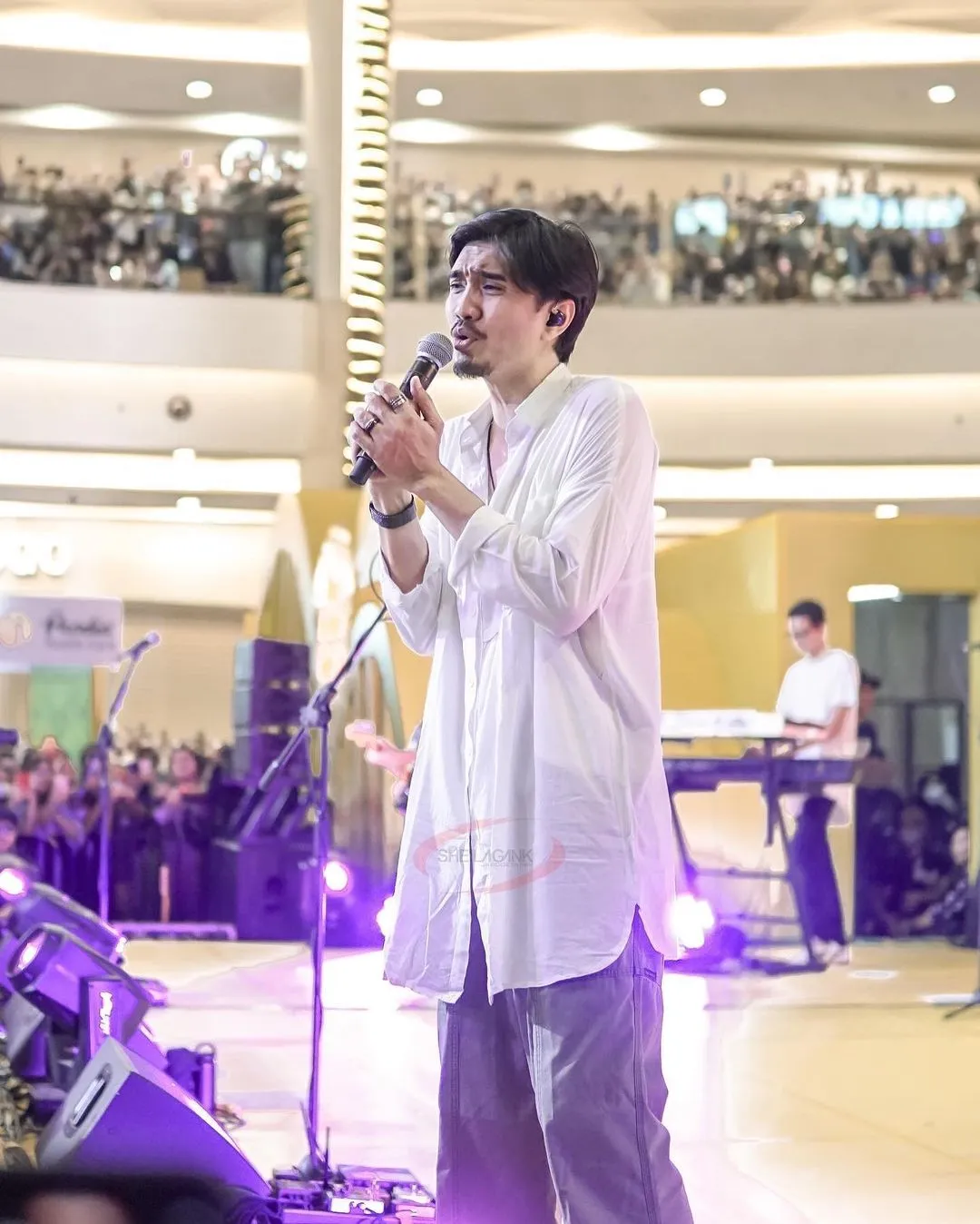 Potret Duta Sheila On 7 Saat Manggung (Credit: Instagram/ sg_jabodetabek)