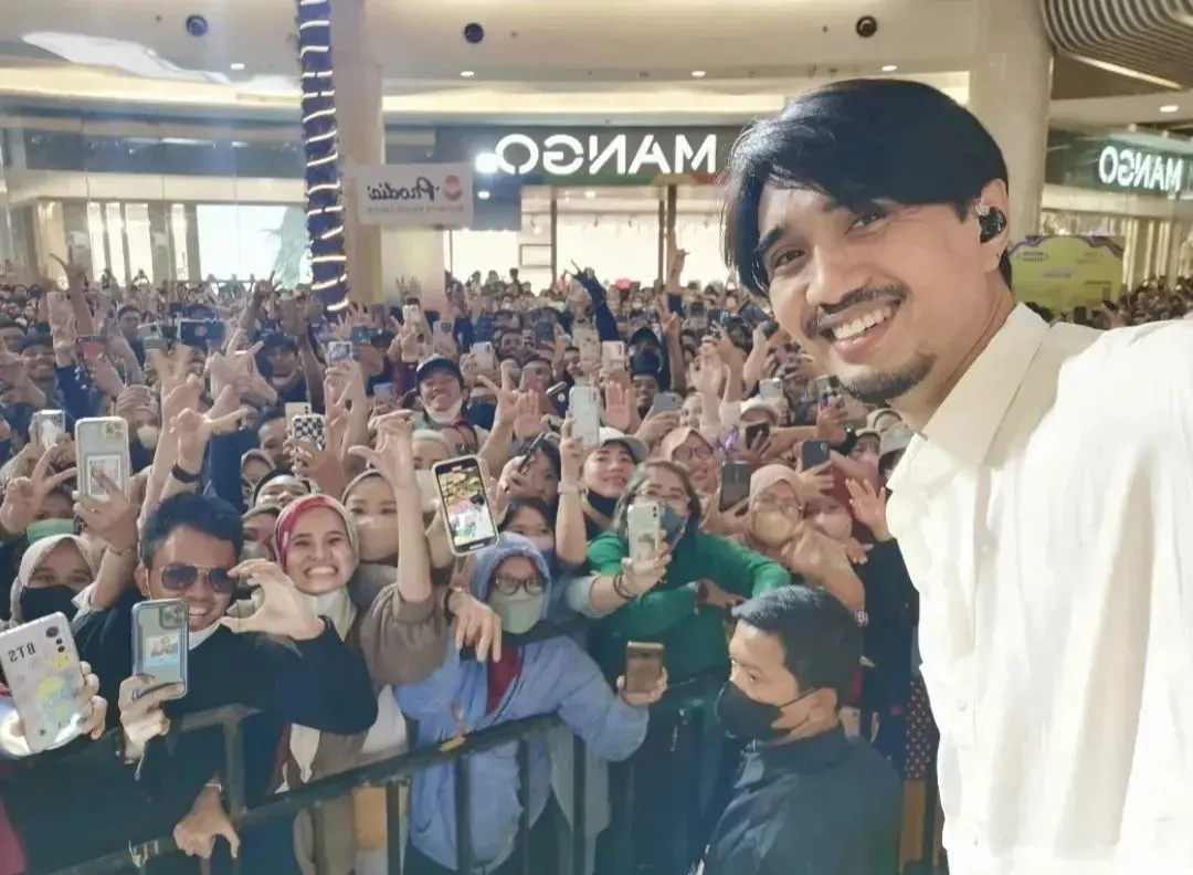 Potret Duta Sheila On 7 Saat Manggung (Credit: Instagram/konser_jabodetabek)