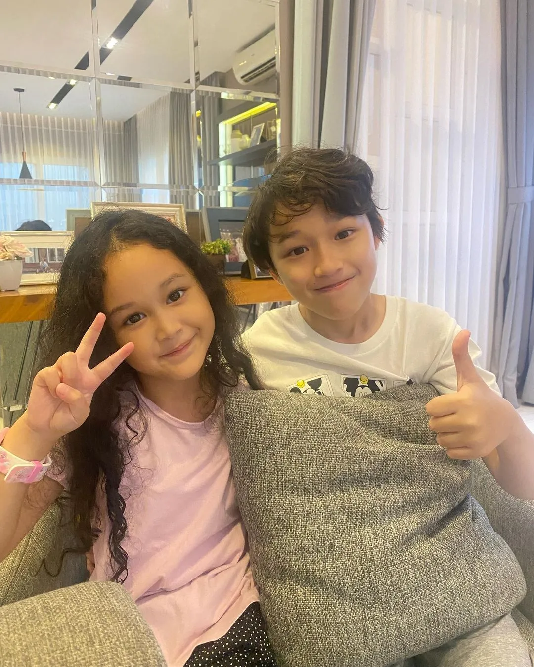 Potret Princess Kayla Bareng Dewa Kakaknya (Credit: Instagram/adeliapasha)