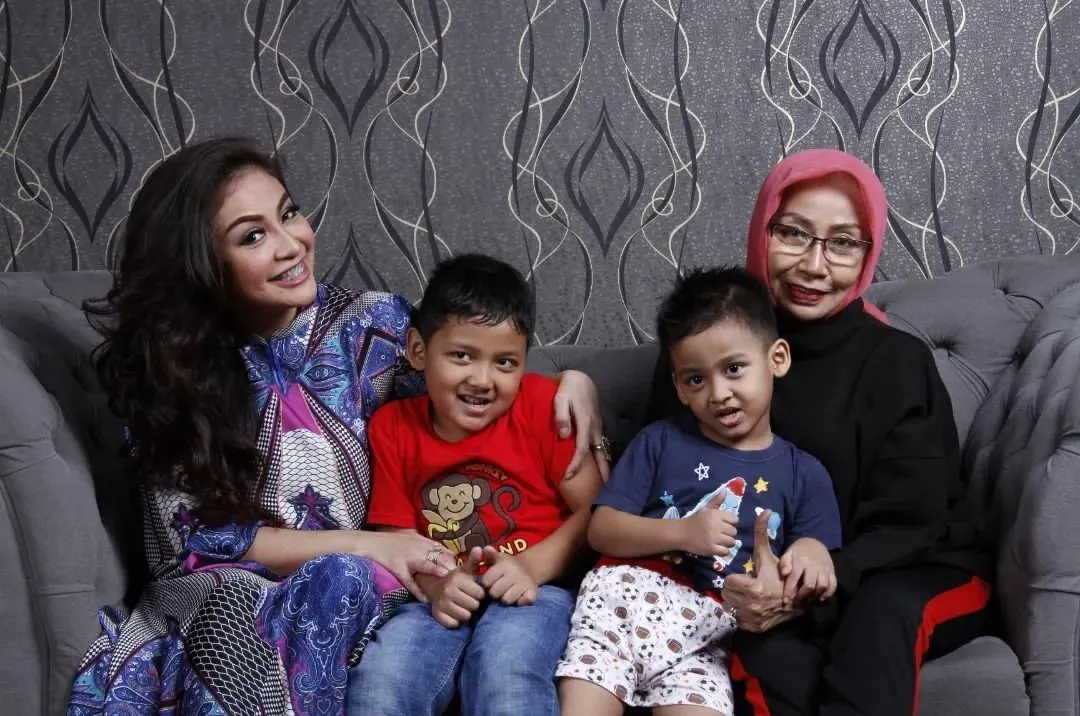 Potret Virnie Ismail Bersama Ibu dan Anak-Anaknya (Credit: Instagram/virnie_ismail)