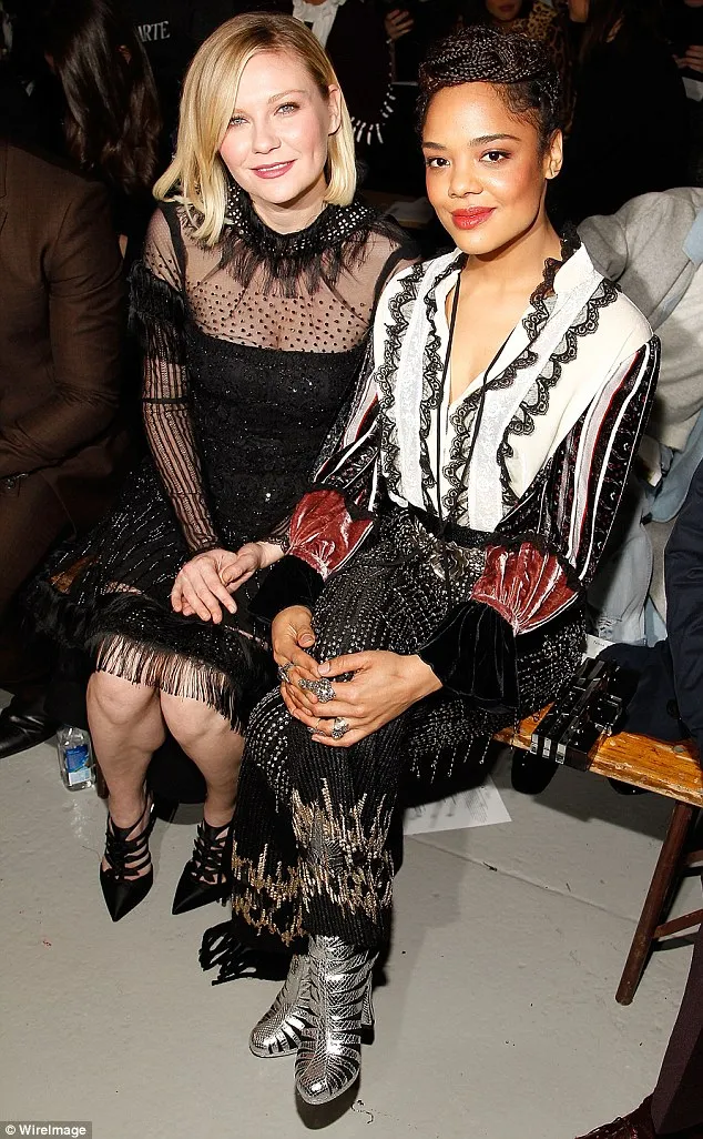 Kirsten Dunst hadir terdepan di New York Fashion Week. ©Wirelimage via Dailymail.co.uk