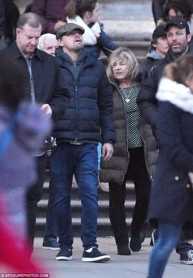 Leonardo DiCaprio ajak ibunya jalan-jalan di London. ©Xposurephotos.com
