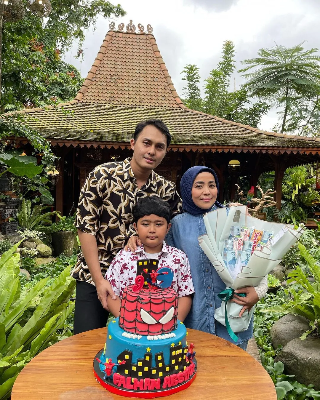 Potret Keluarga Fadel Islami dan Muzdalifah (Credit: Instagram/fadelislami__)
