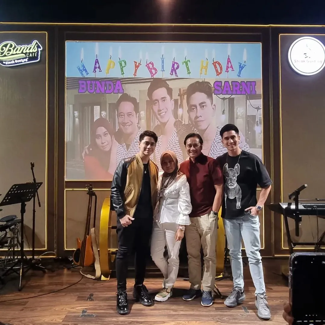 Potret Verrell Bramasta dan Athalla Naufal Bareng Istri Ivan Fadilla (Credit: Instagram/nyaisarni2)