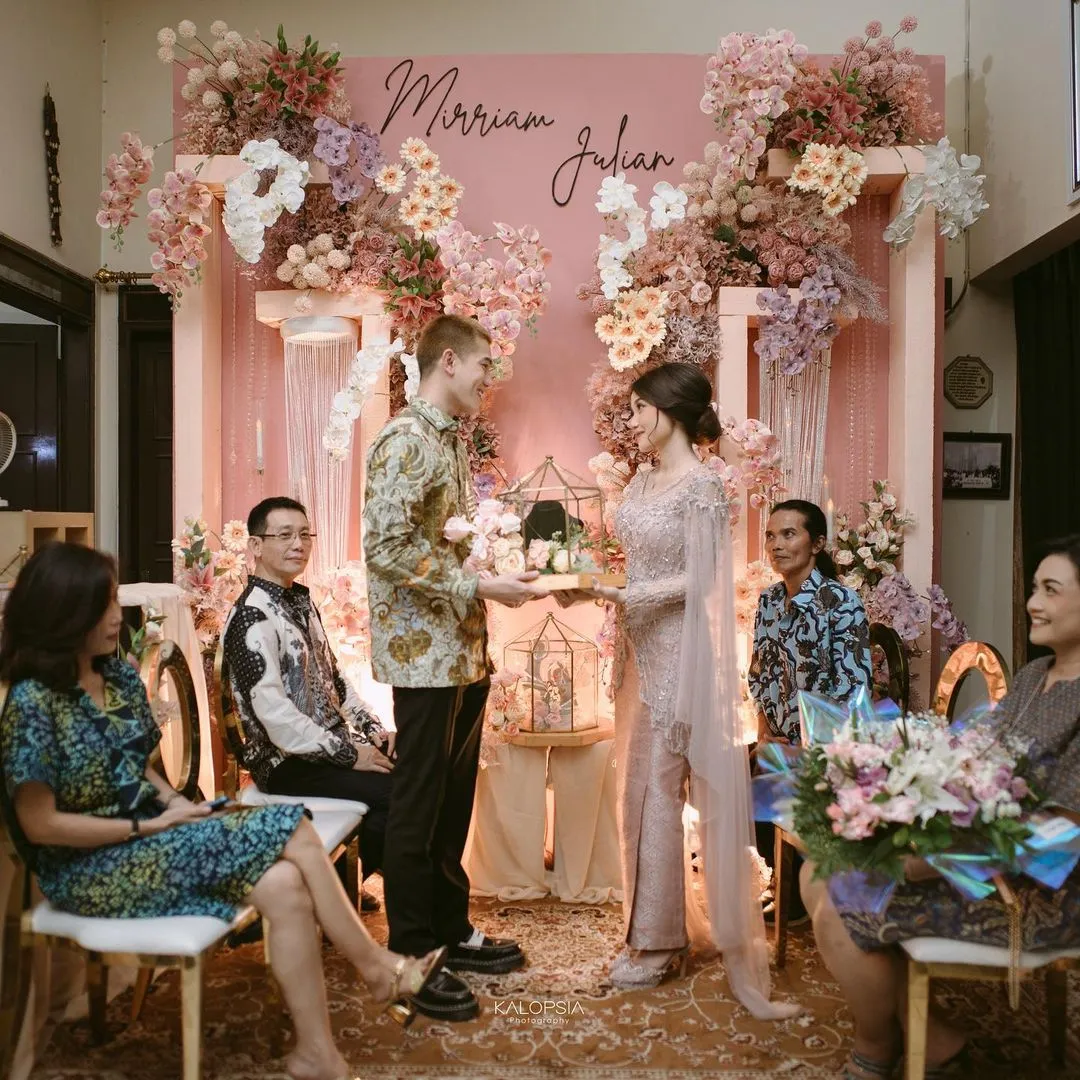 Potret Acara Lamaran Mirriam Eka dan Julian Jacob (Credit: Instagram/julianjacs/@kalopsia.photo)