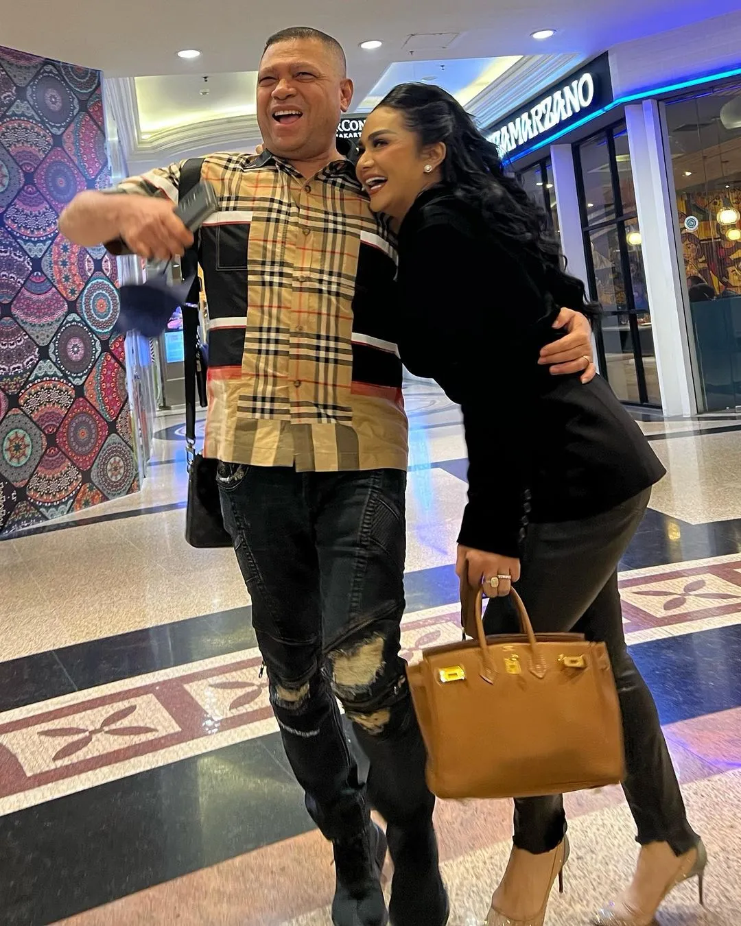 Potret Kemesraan Krisdayanti dan Raul Lemos (Credit: Instagram/krisdayantilemos)