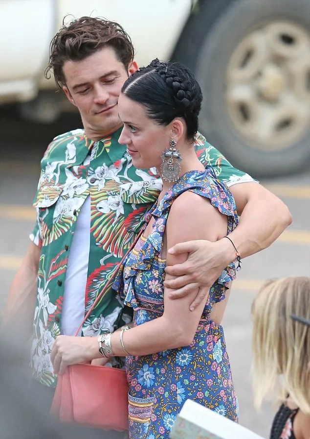 Katy Perry dan Orlando sering tunjukkan kemsraan di depan umum © via dailymail.co.uk