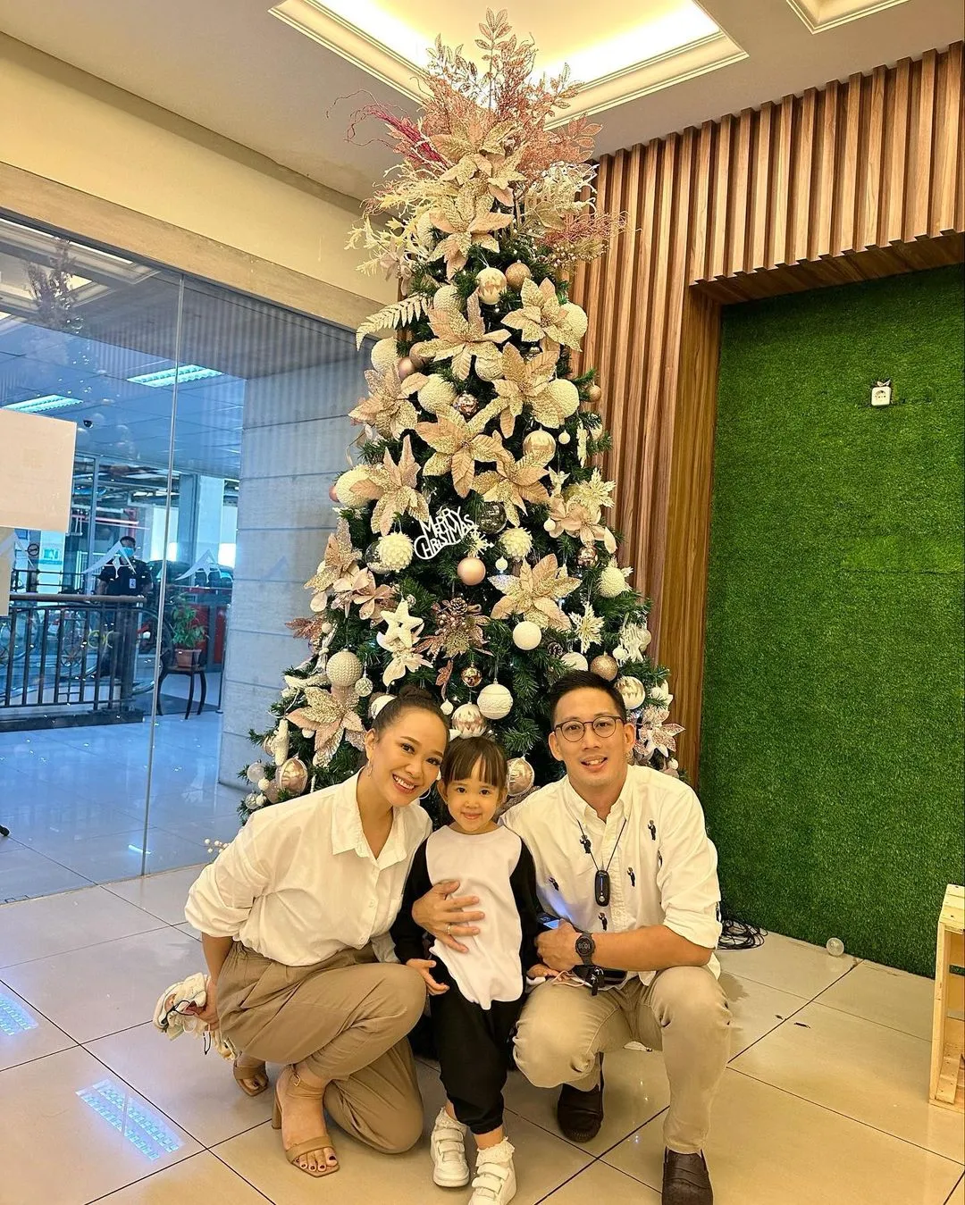 Potret Keluarga Yuanita Christiani dan Indra Wiguna (Credit: Instagram/yuanitachrist)