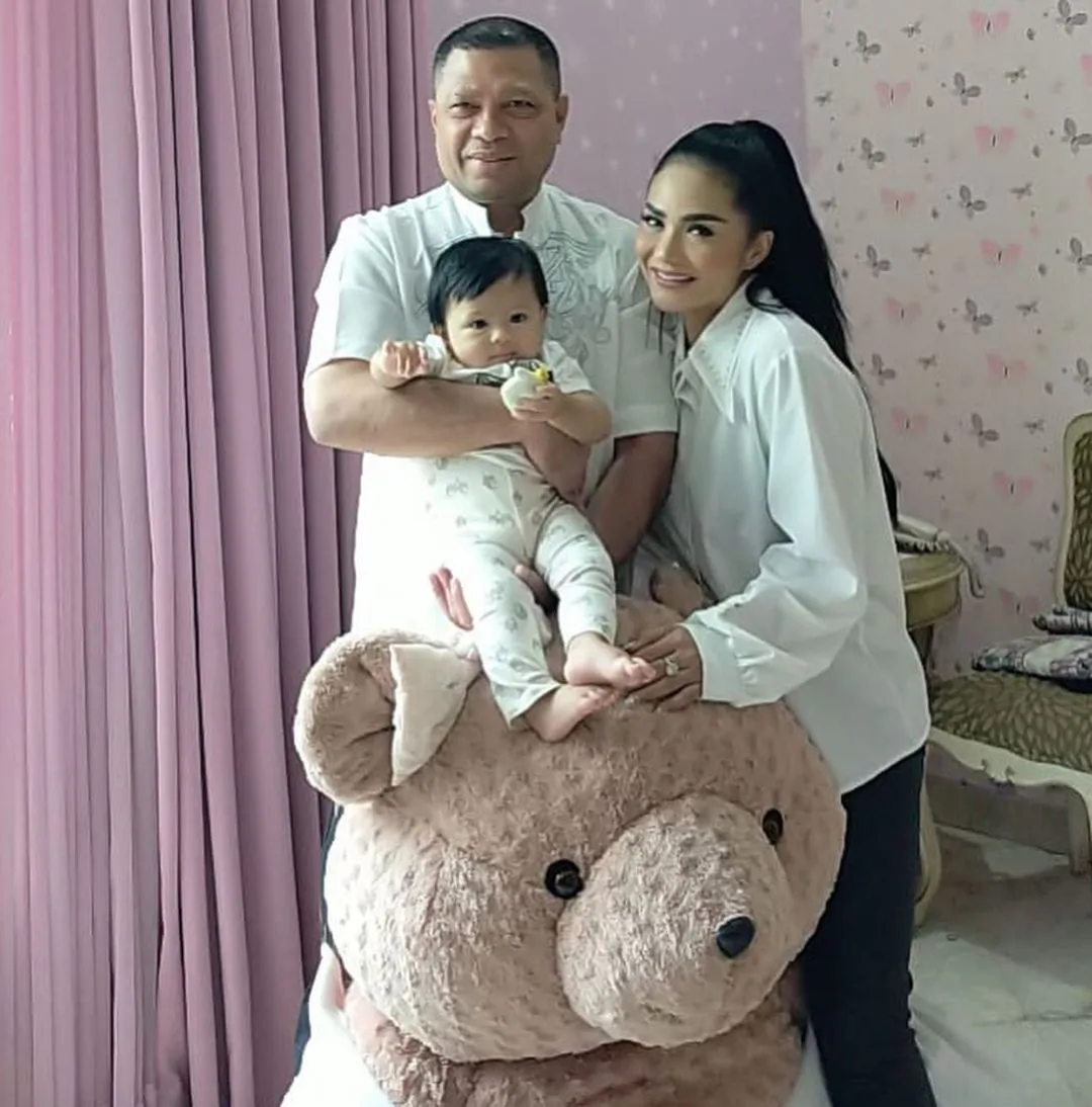 Potret Kemesraan Krisdayanti dan Raul Lemos Bareng Ameena (Credit: Instagram/krisdayantilemos)