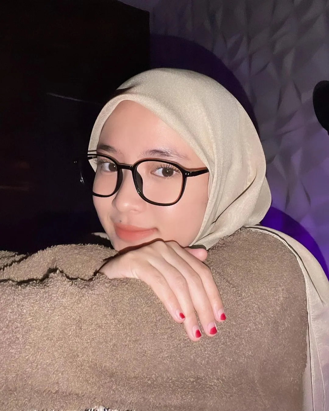 Rekomendasi warna hijab yang pertama ada warna linen. Warna ini cocok bagi KLovers yang berkulit sawo matang karena membuat warna kulit semakin cerah.