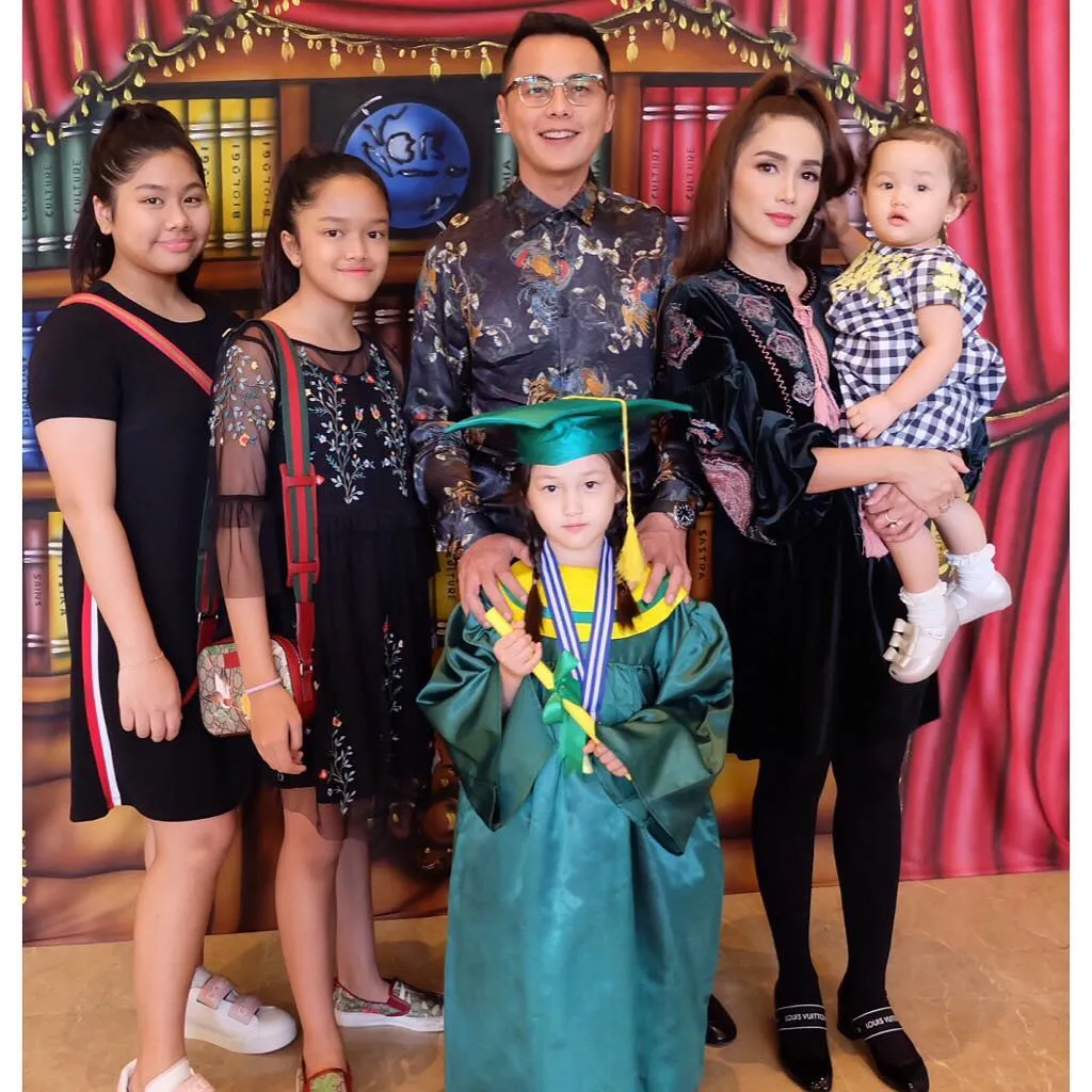 Ussy juga mengajak anak-anaknya yang lain untuk hadir di graduation day Elea / Instagram - ussypratama