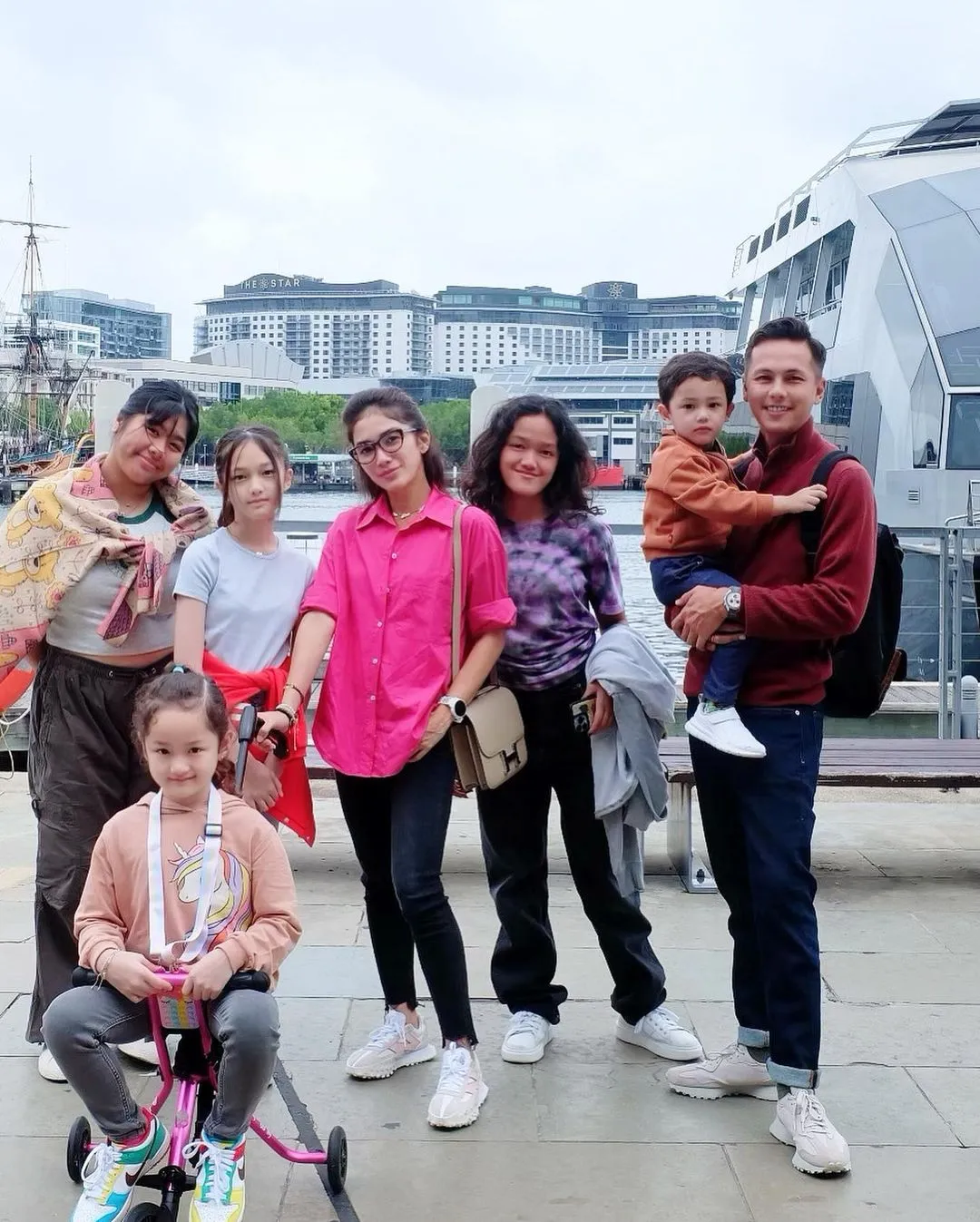 Potret Liburan Keluarga Ussy Sulistiawaty dan Andhika Pratama (Credit: Instagram/ussypratama)