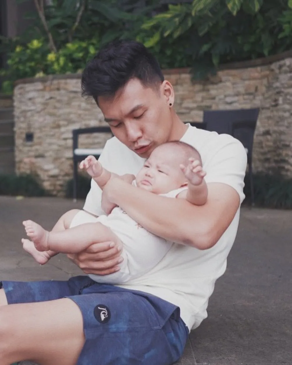 Potret Fendy Chow Momong Anak (Credit: Instagram/fendychow)