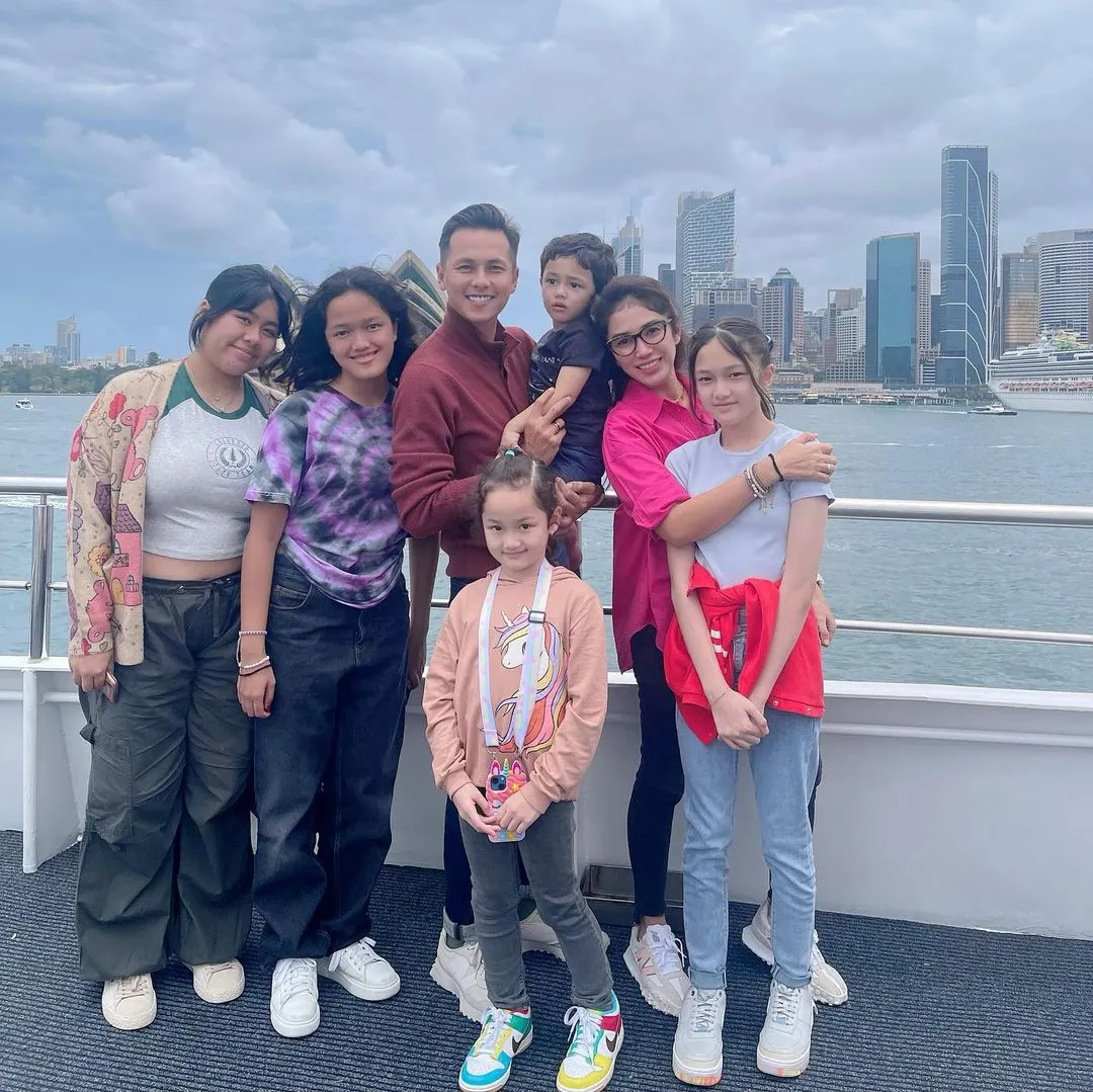 Potret Liburan Keluarga Ussy Sulistiawaty dan Andhika Pratama (Credit: Instagram/ussypratama)