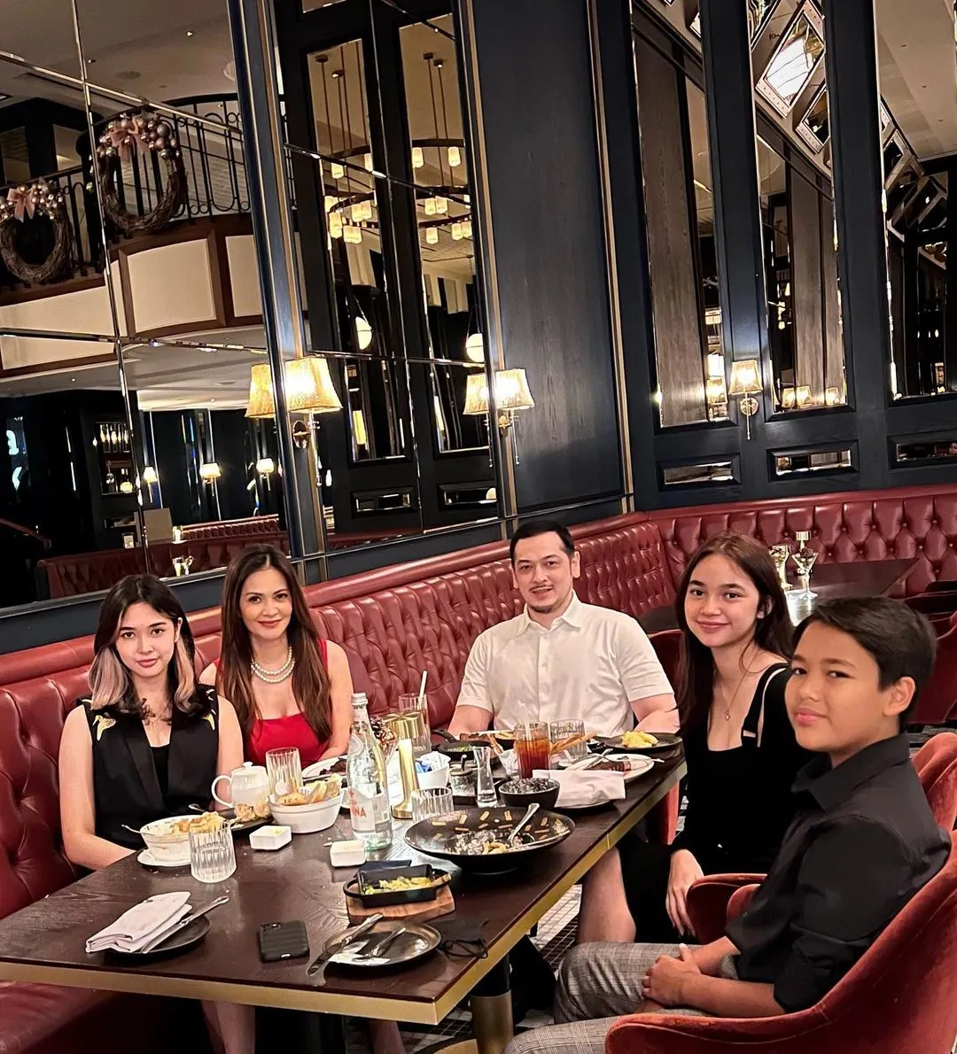 Potret Keluarga Cut Tari (Credit: Instagram/cuttaryofficial)