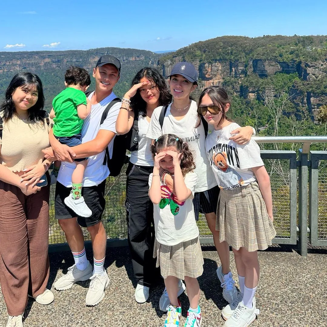 Potret Liburan Keluarga Ussy Sulistiawaty dan Andhika Pratama (Credit: Instagram/ussypratama)