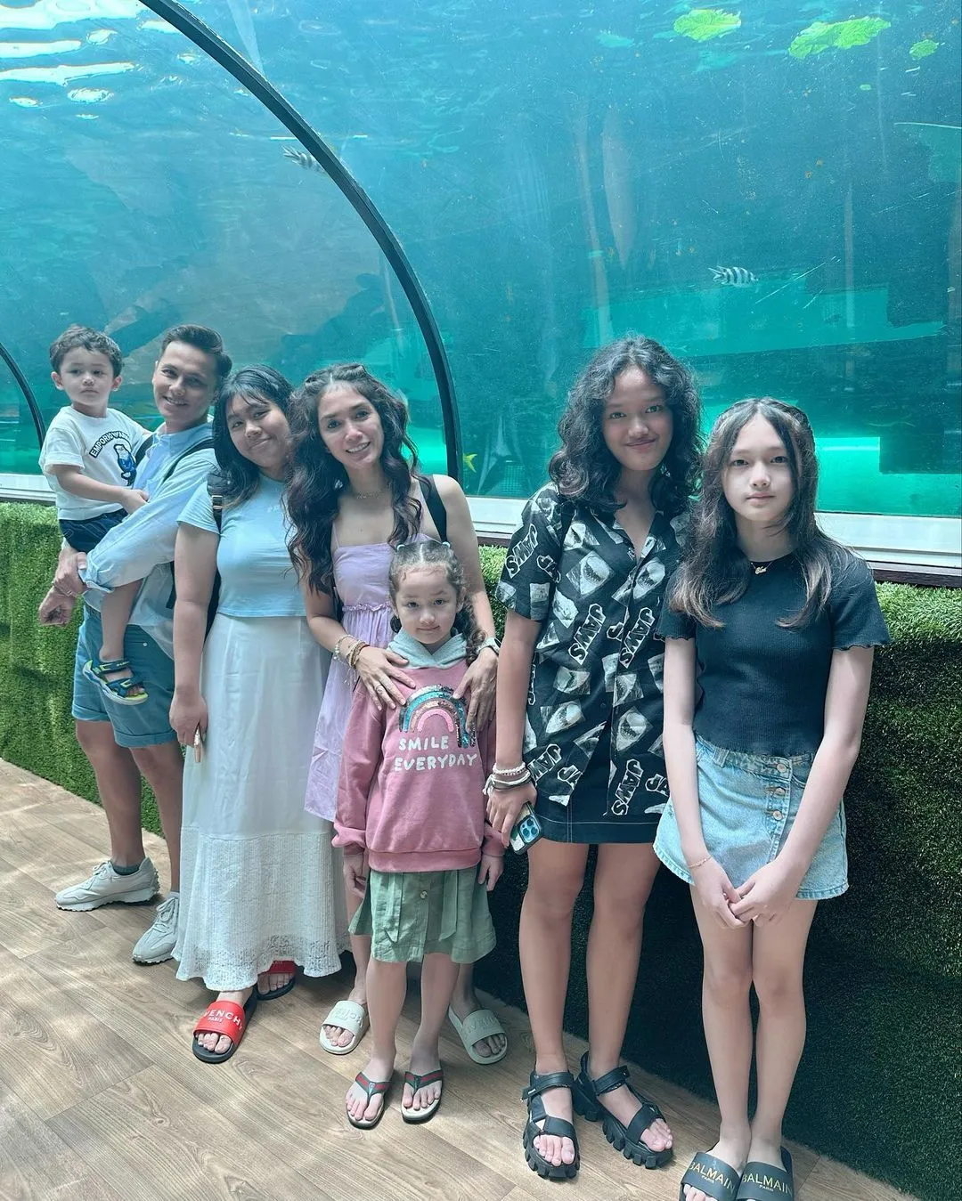 Potret Liburan Keluarga Ussy Sulistiawaty dan Andhika Pratama (Credit: Instagram/ussypratama)