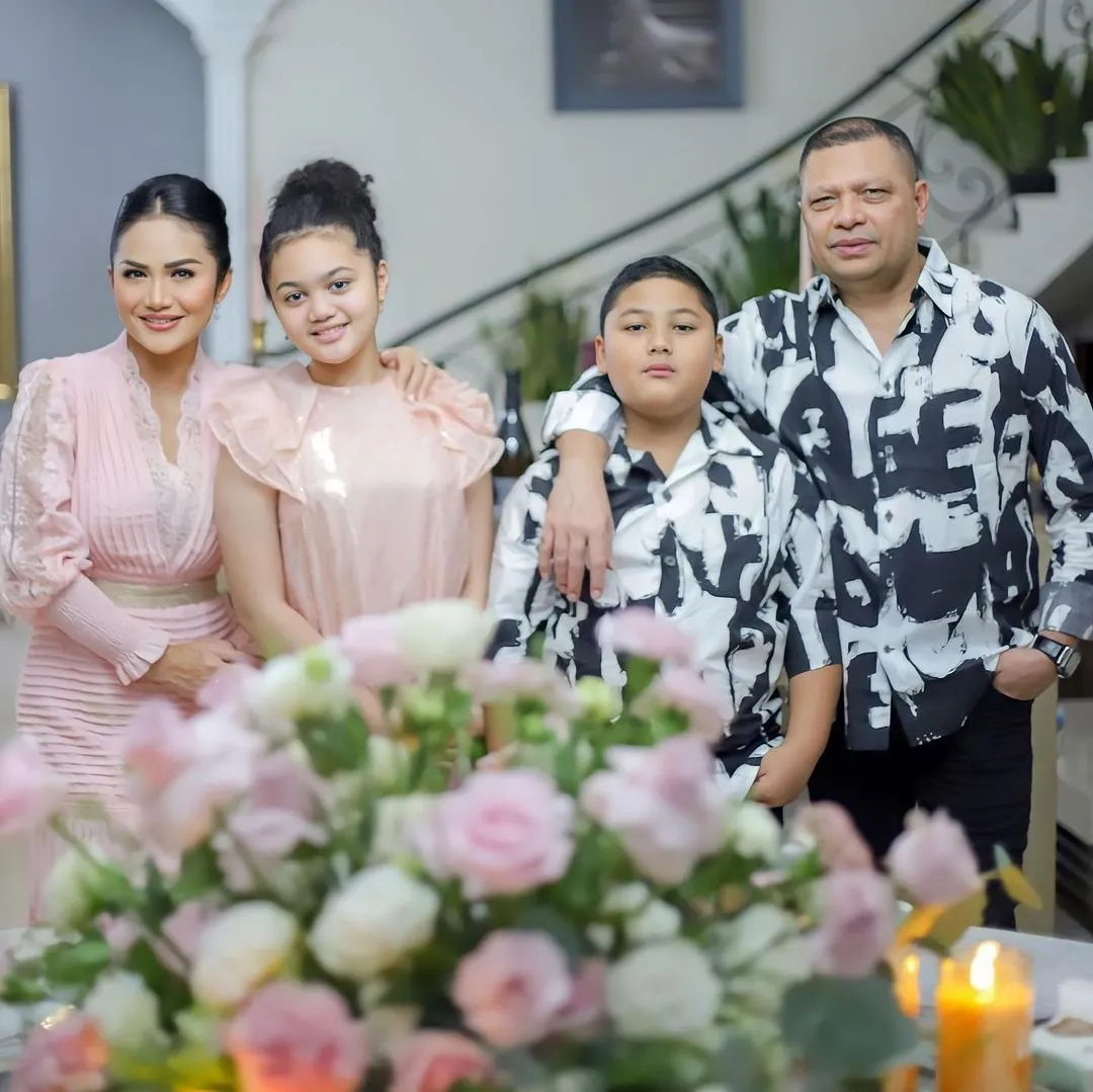 Potret Keluarga Krisdayanti dan Raul Lemos (Credit: Instagram/krisdayantilemos)