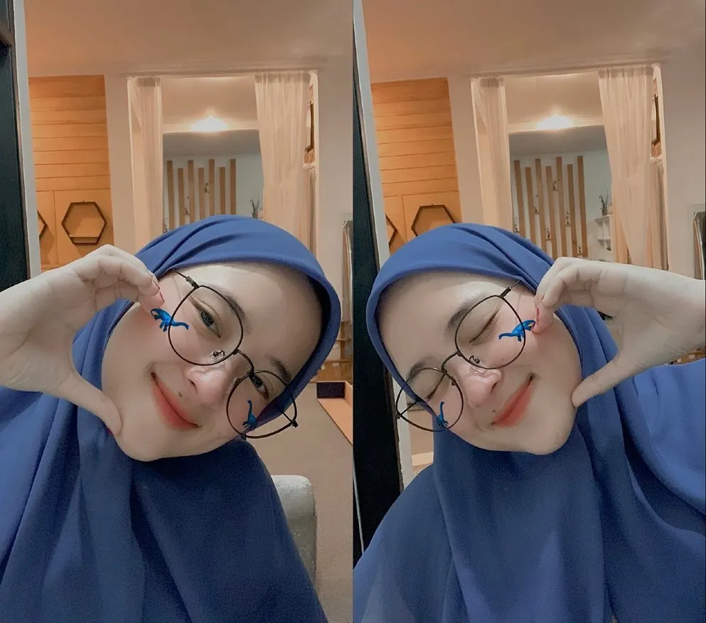 Cukup mencolok, kali ini Nissa memakai hijab berwarna navy. Meskipun biasanya Nissa memakai warna earth tone, tapi kalau memakai warna mencolok seperti navy tetap cakep bukan KLovers?
