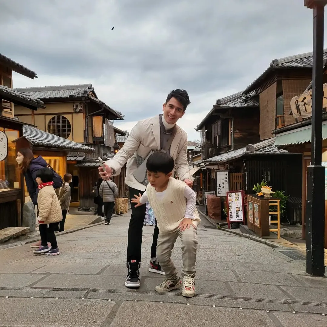 Potret Verrell Bramasta dan Athalla Naufal Bareng Istri Ivan Fadilla (Credit: Instagram/nyaisarni2)