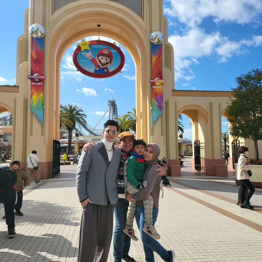 Potret Verrell Bramasta dan Athalla Naufal Bareng Istri Ivan Fadilla (Credit: Instagram/nyaisarni2)