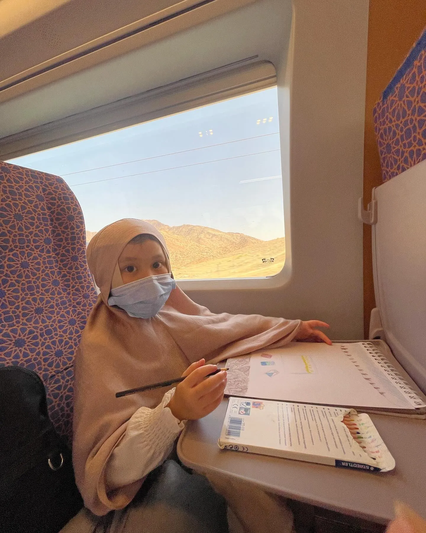 Potret anak  Acha Septriasa sata pakai hijab (credit: Instagram.com/septriasaacha)